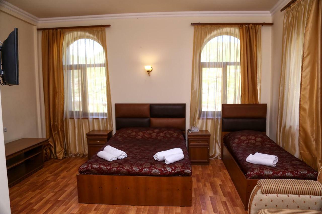 Lara Hotel กอริส ภายนอก รูปภาพ