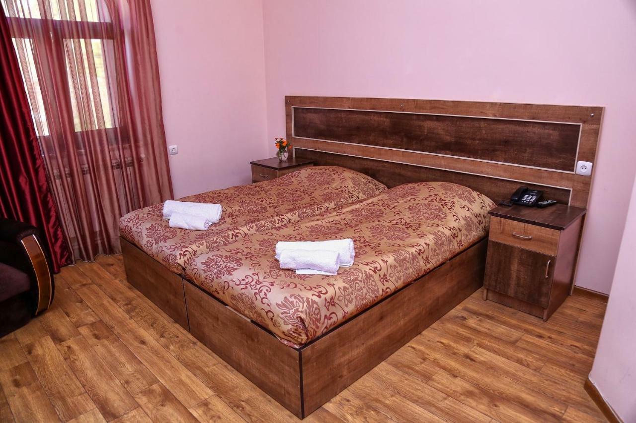 Lara Hotel กอริส ภายนอก รูปภาพ