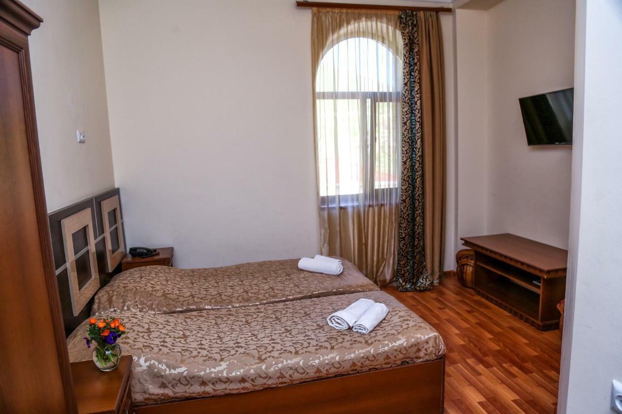 Lara Hotel กอริส ภายนอก รูปภาพ