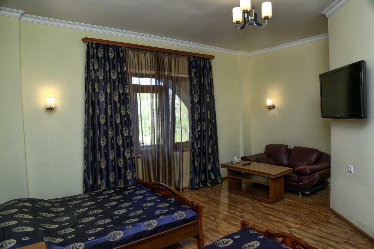 Lara Hotel กอริส ภายนอก รูปภาพ