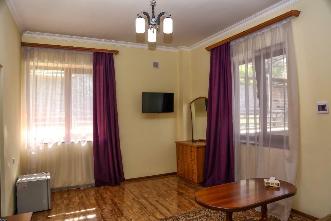 Lara Hotel กอริส ภายนอก รูปภาพ