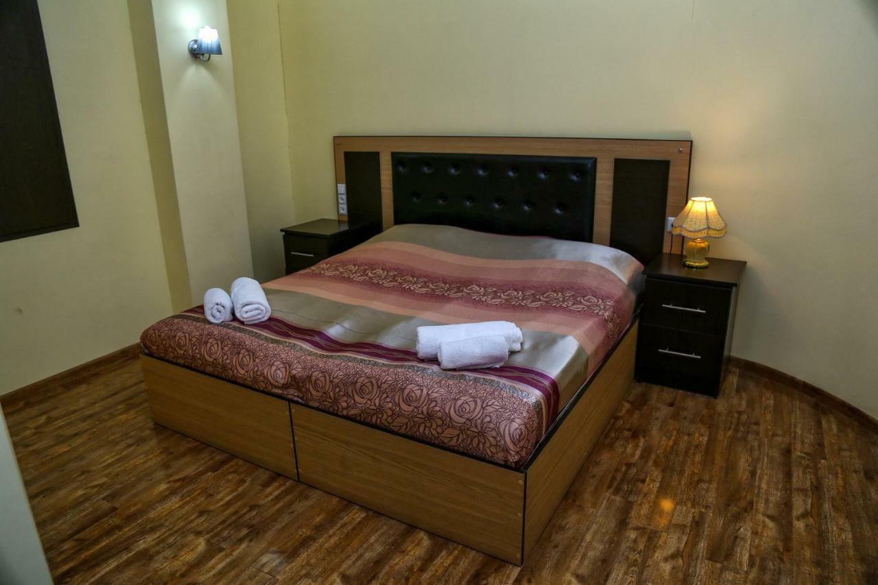 Lara Hotel กอริส ภายนอก รูปภาพ
